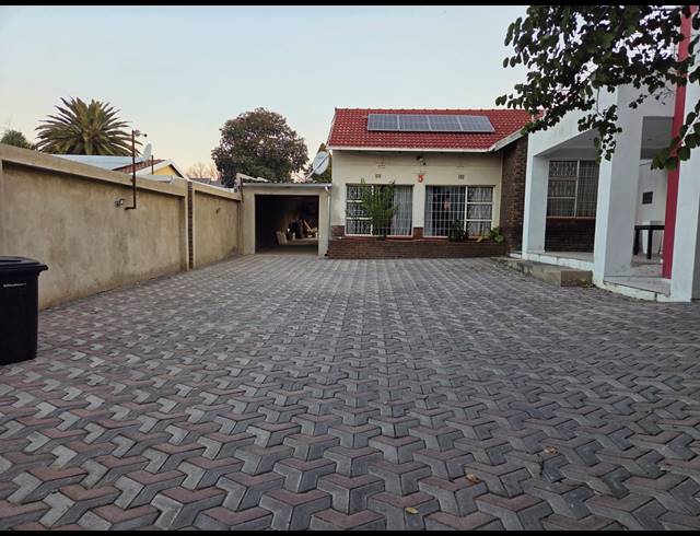 2 BEDROOM TOWNHOUSE TO LET IN NORKEM PARK